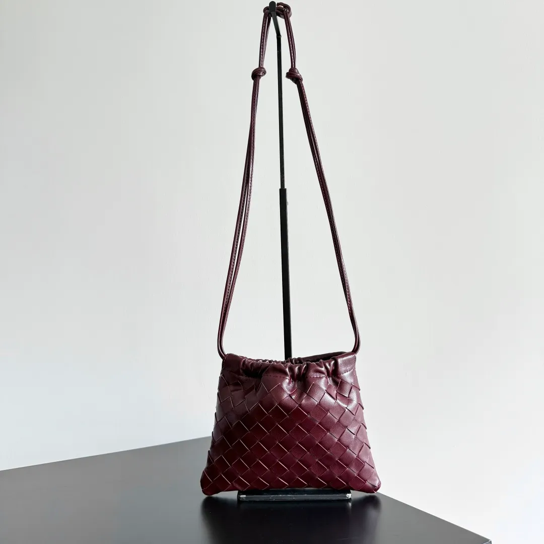 Batch 1400 BOTTEGA VENETA DUSTBAG mini size is officially launched📣📣. It still continues the classic weaving process. The lazy and casual feeling presented by the drawstring pockets is not too suitable for summer. The small back body is light and convenient. It is enough to carry lipstick and tissues when going out every day. It is not easy to make mistakes with any clothes. The shoulder strap has a buckle and pull-out design, which can be adjusted to unlock multiple carrying methods. Style number: 816987 Size: 21*16.6*1cm